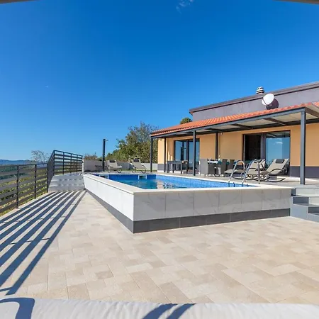 Hébergement de vacances Holiday House With Pool In