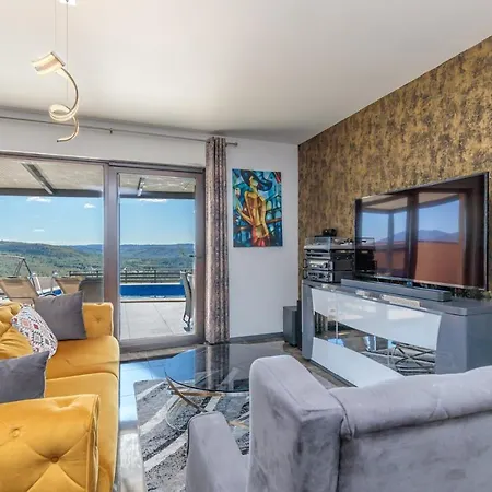 Hébergement de vacances Holiday House With Pool In