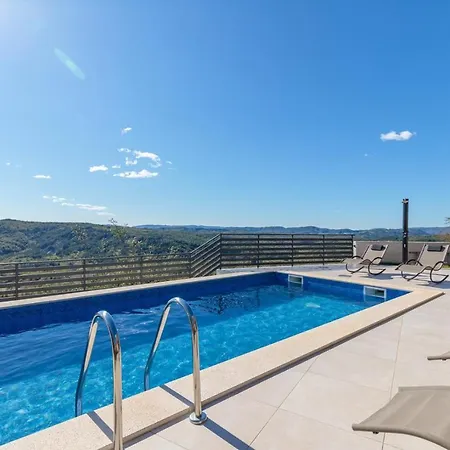 Hébergement de vacances Holiday House With Pool In *