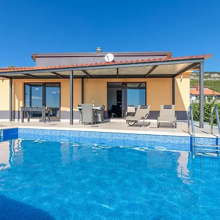 Holiday House With Pool In *