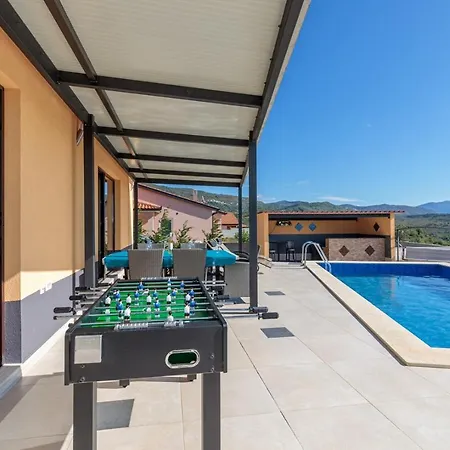 Holiday House With Pool In Hébergement de vacances *
