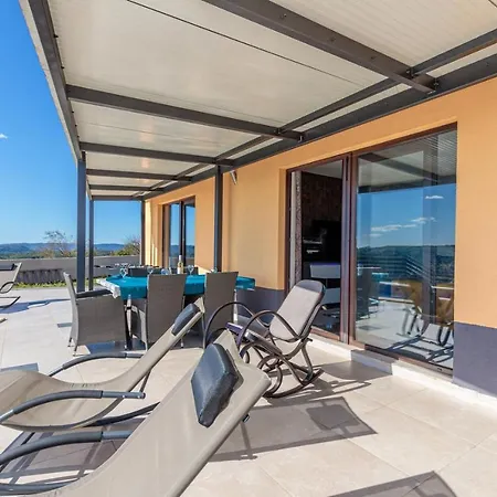 Holiday House With Pool In Hébergement de vacances