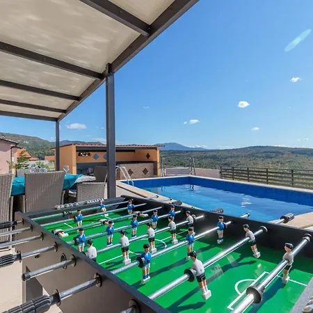 Holiday House With Pool In Hébergement de vacances *