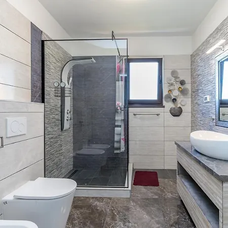 Holiday House With Pool In Holiday home